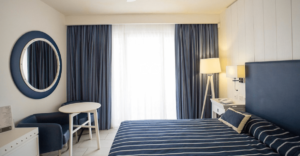 Chambre de l'hôtel Seabank Resort Malte draps bleu motifs marin