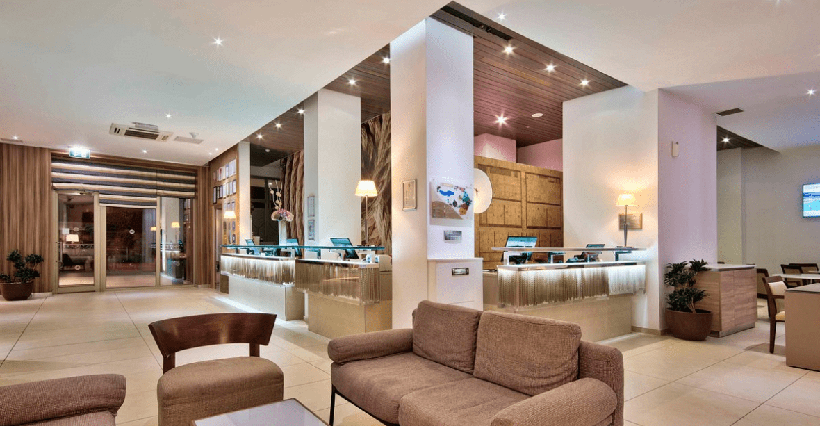 Hall d'acceuil de l'hôtel Seabank Resort Malte avec canapé plusieurs postes de réception mobilier design et contemporain