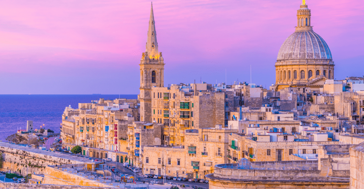 Malte - Photo de la valette architecture ornée, mer en fond ciel rosé