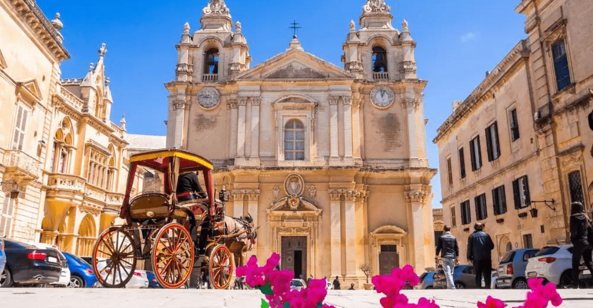 Malte la cité de Mdina avec place principale fleurs violette en premier plan, calèche