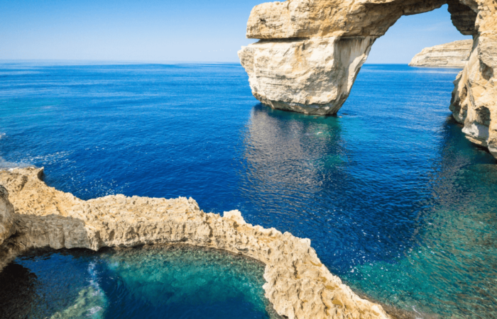 Malte - la grotte bleu, mer bleu avec des gros rochers qui chevauche la mer, ponts en pierre