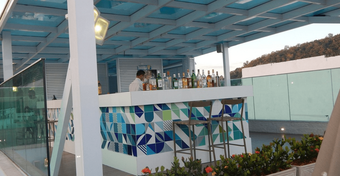 Bar sur terrasse avec mosaïque et barrière en verre hôtel Americas Copacabana - Brésil