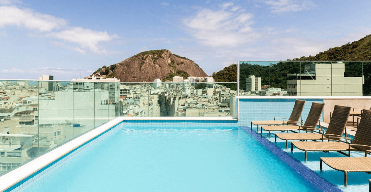 Piscine sur terrasse avec transats et paroi en verre hôtel Americas Copacabana - Brésil