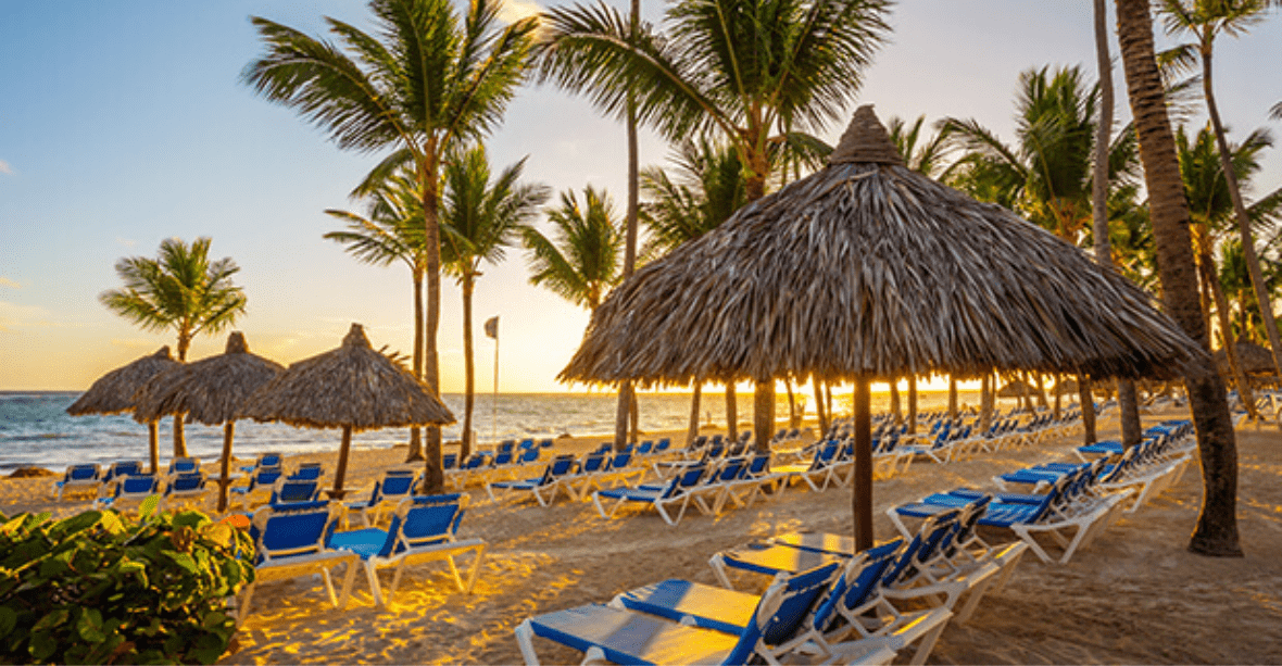 Plage République dominicaine palmiers, soleil couchant transats et parasols