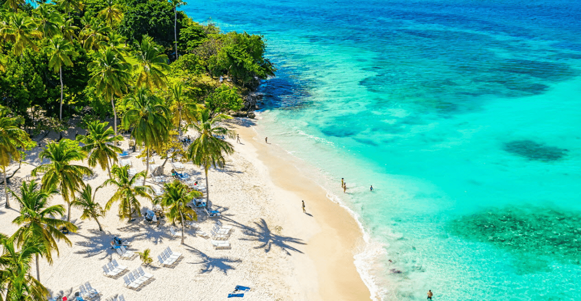 Plage République dominicaine vue du ciel plage de sable avec palmiers et eau dégradé de bleu turquoise