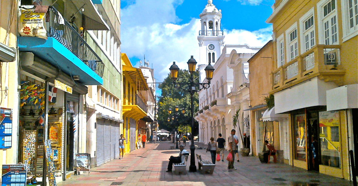 République Dominicaine - ville de Saint Domingue avec bâtiment colorés et cloché blanc