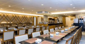 Salle à manger, plusieurs tables et chaises avec un espace pour se servir hôtel Americas Copacabana - Brésil