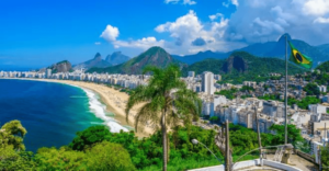 Vue plage au brésil panoramique avec palmiers plage et bâtiments, montagne en arrière-plan