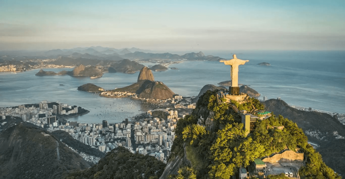 Vue sur Christ rédempteur Brésil de haut plongeant sur la ville de Rio de Janeiro