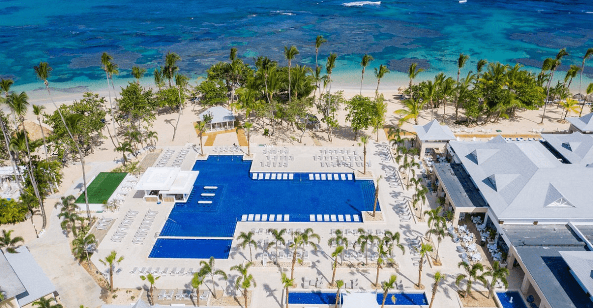 vue du ciel de l'Hotel Bahia Principe grand el portillo avec vue sur tout le complexe ainsi que sur la plage avec palmiers, et piscine - République dominicaine