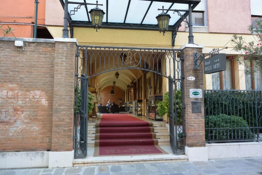 entrée de l'hôtel Belle Arti