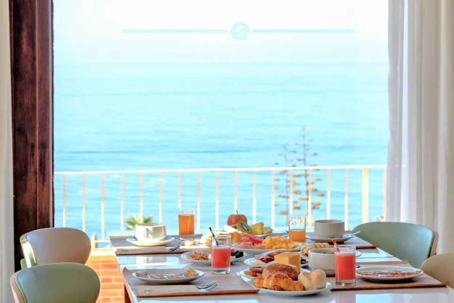 petit-déjeuner avec vue sur la mer