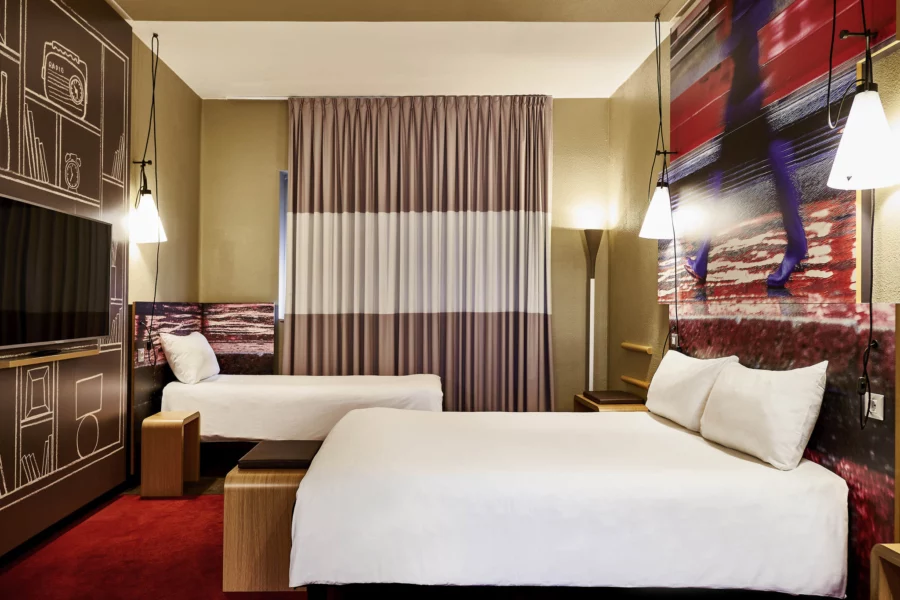 chambre avec lits double et lit simple