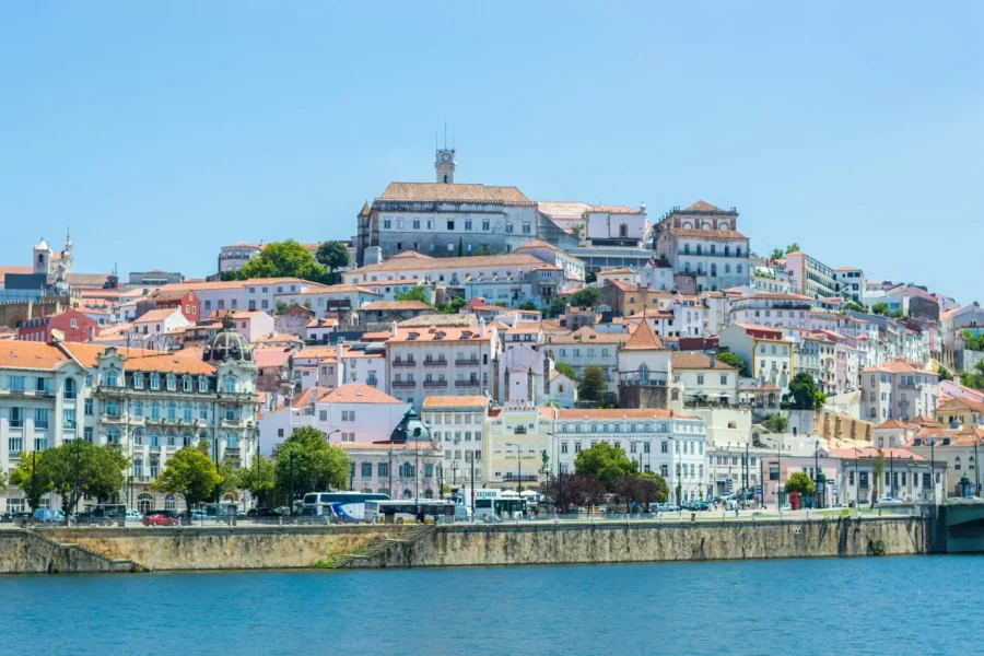 Coimbra, Portugal, une ville historique située dans le centre du Portugal, connue pour son université et sa riche culture.