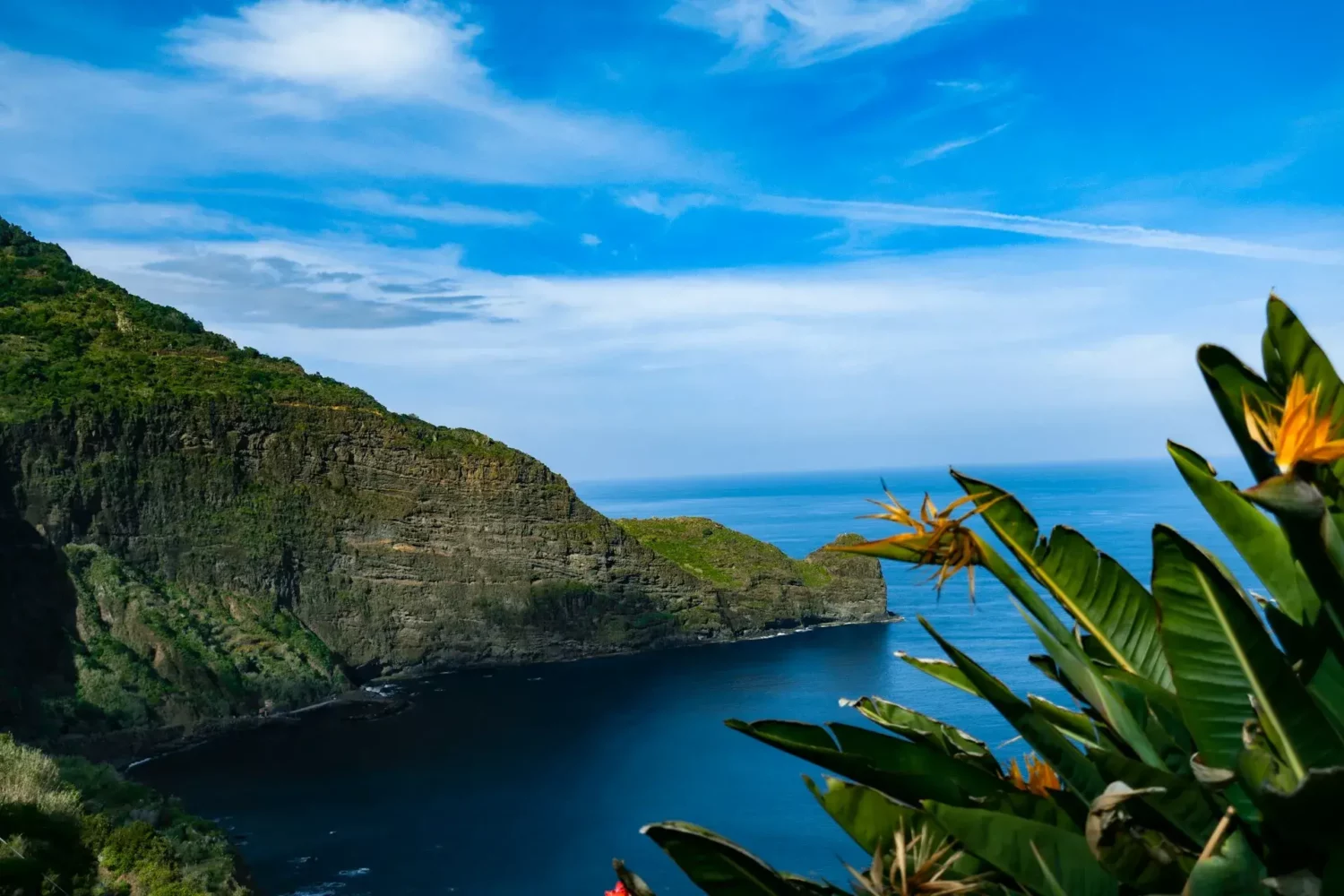 Forteresse de Faial, Madère, avec une vue imprenable sur la mer et les montagnes.