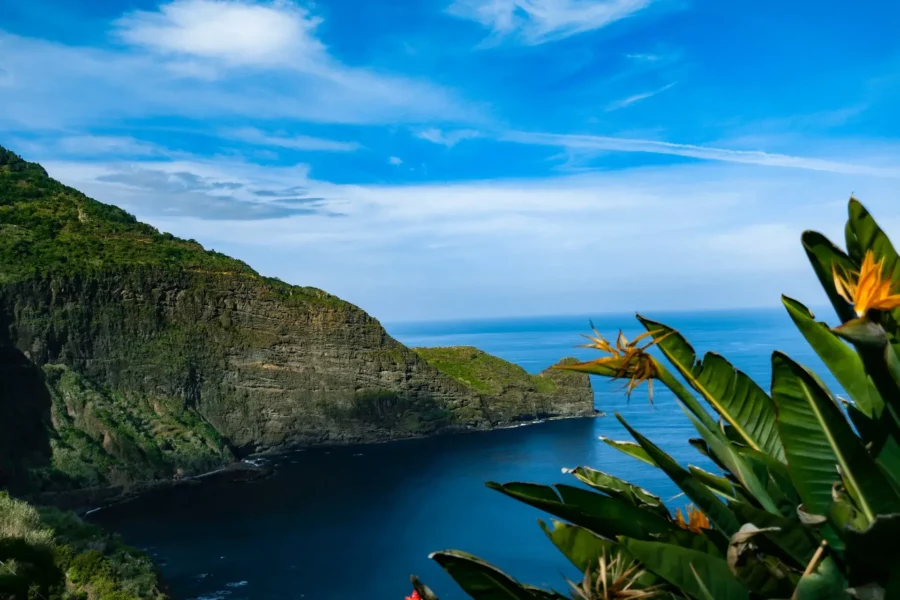 Forteresse de Faial, Madère, avec une vue imprenable sur la mer et les montagnes.