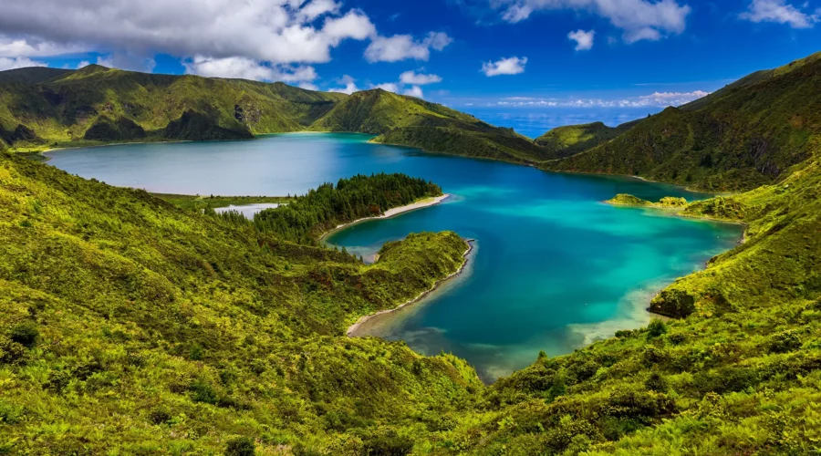 Lac disposé sur une montagne dans les Açores