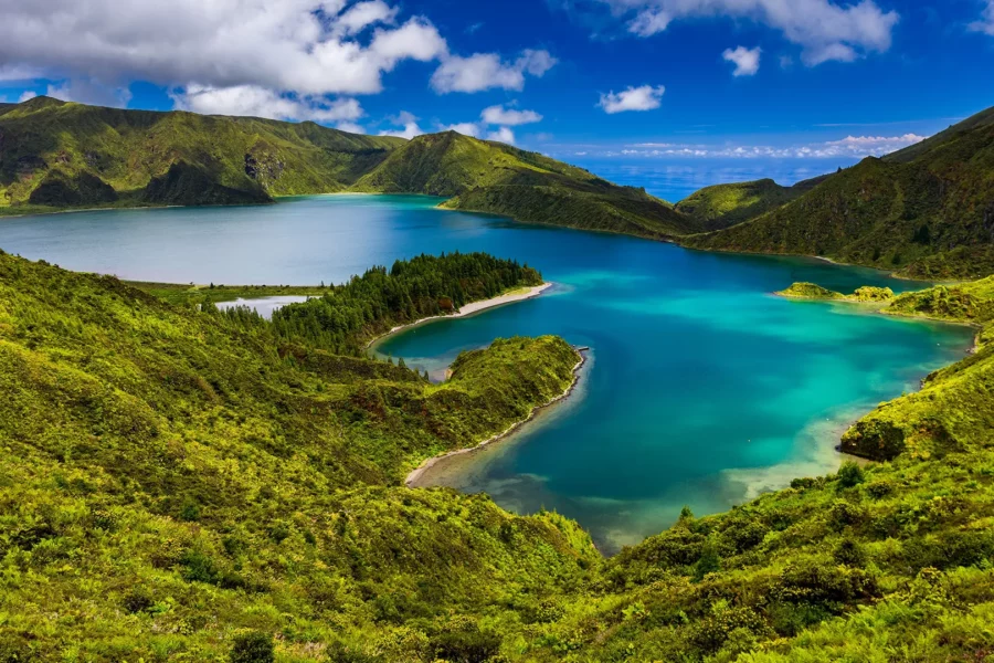 Lac disposé sur une montagne dans les Açores