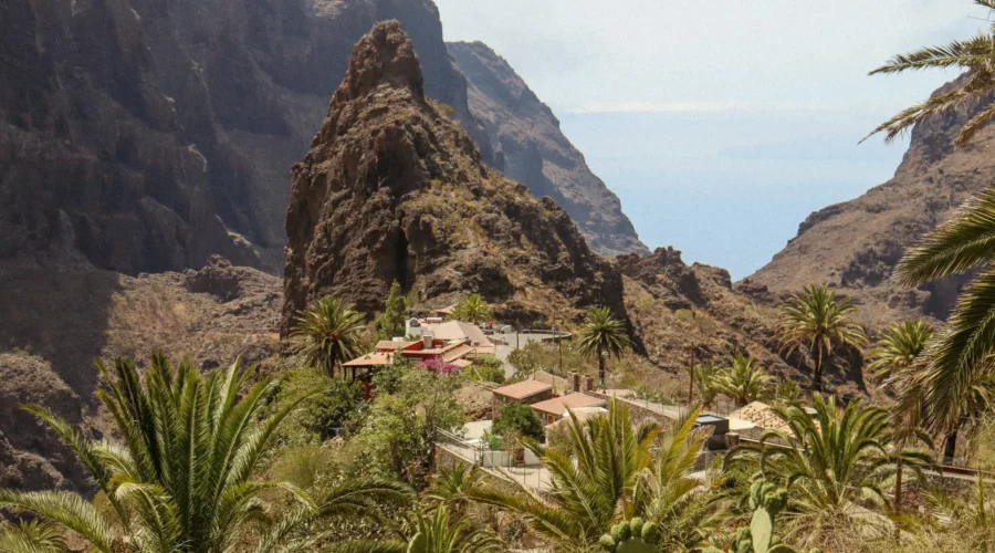 Masca à Tenerife Village pittoresque de Masca, niché dans les montagnes de Tenerife, offrant une vue imprenable sur les vallées environnantes.