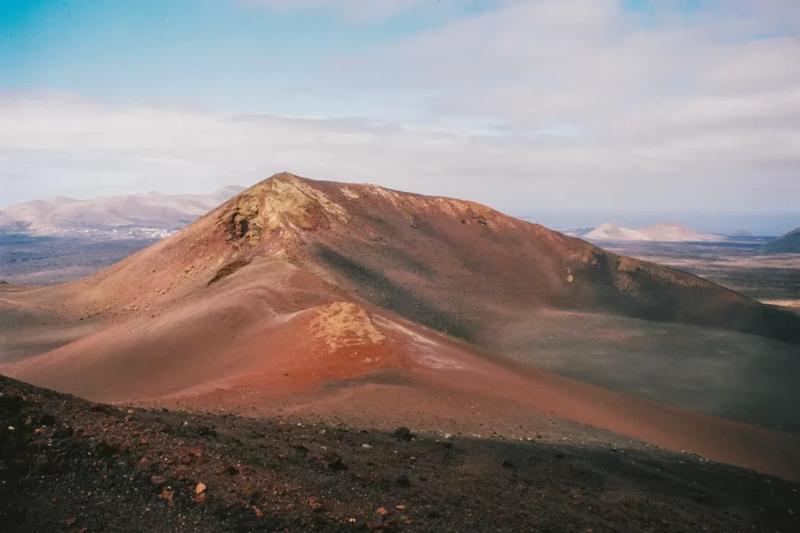 Parc national de Timanfaya, Lanzarote, avec des geysers et des champs de lave.