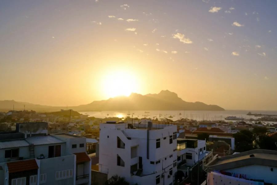 Ville de Mindelo au coucher du soleil