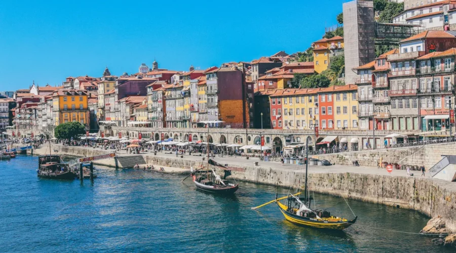 Vue sur la ville de Porto, avec ses bâtiments historiques et ses rues pavées.