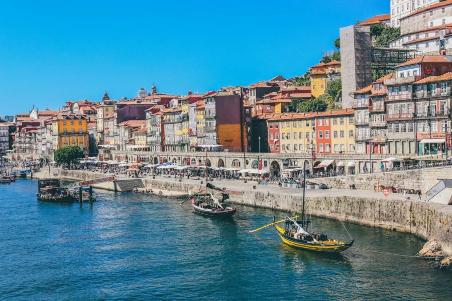 Vue sur la ville de Porto, avec ses bâtiments historiques et ses rues pavées.