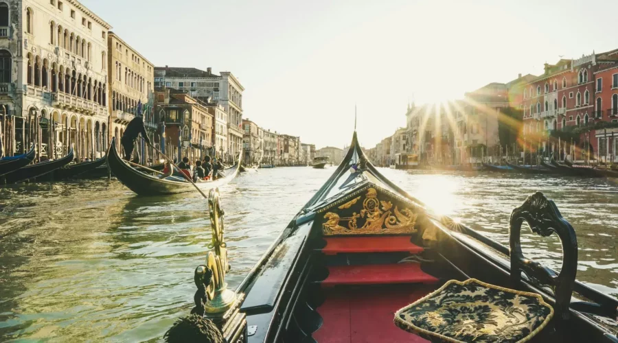À bord d'une gondole sur le Grand Canal à Venise