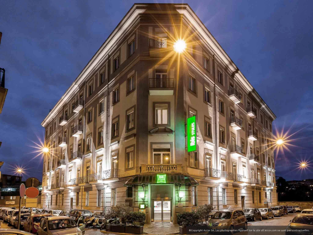 Entrée de l'hôtel Ibis styles Napoli Garibaldi