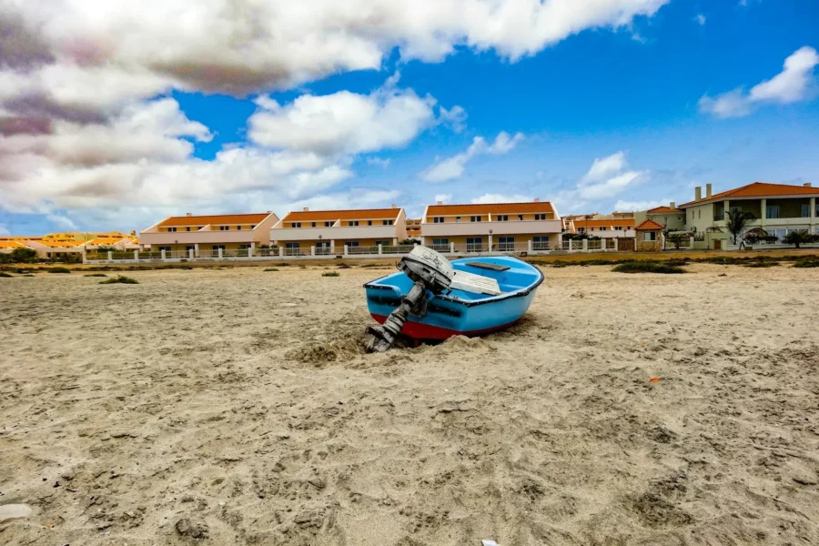 Bateau sur la plage de l'île de Sal, Cap-Vert