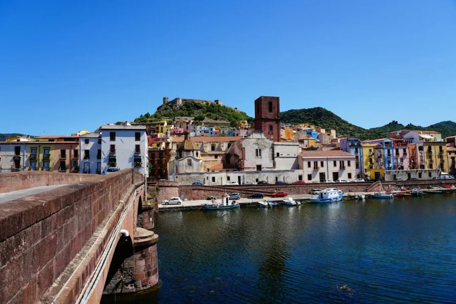 Bosa, un village coloré en Sardaigne