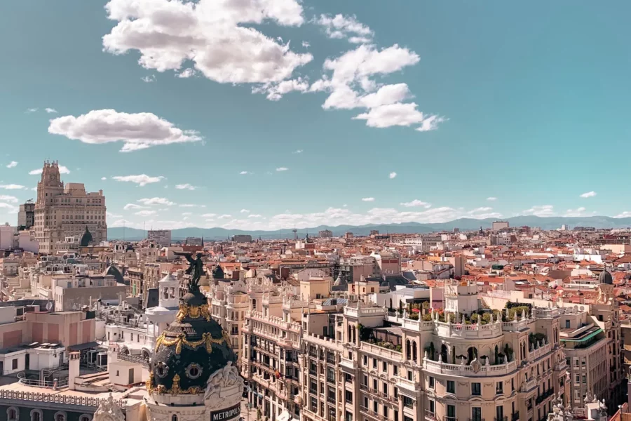 Madrid avec l'Édifice Metrópolis, un bâtiment emblématique de la ville