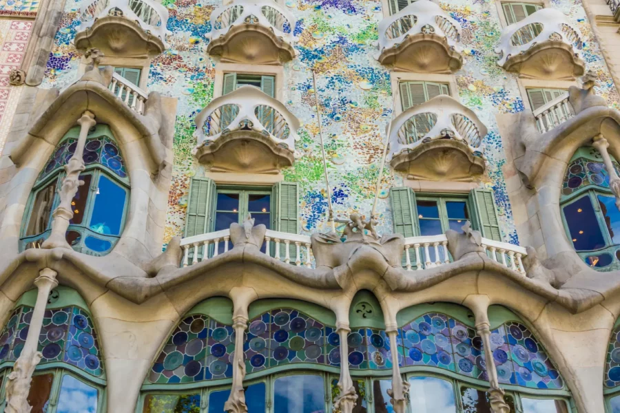 Façade d'un immeuble Casa Batlló à Barcelone, une œuvre moderniste d'Antoni Gaudí.