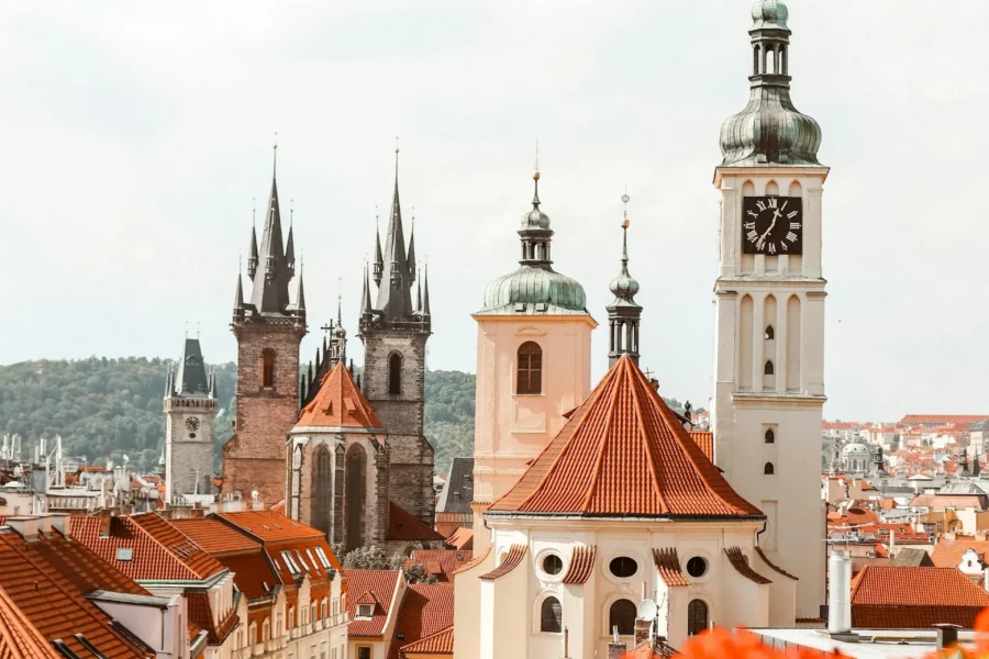 Les tours de l'église de Tyn à Prague