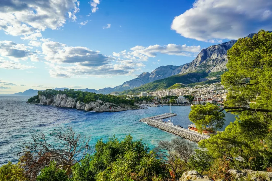 Mer et colline à Makarska en Croatie