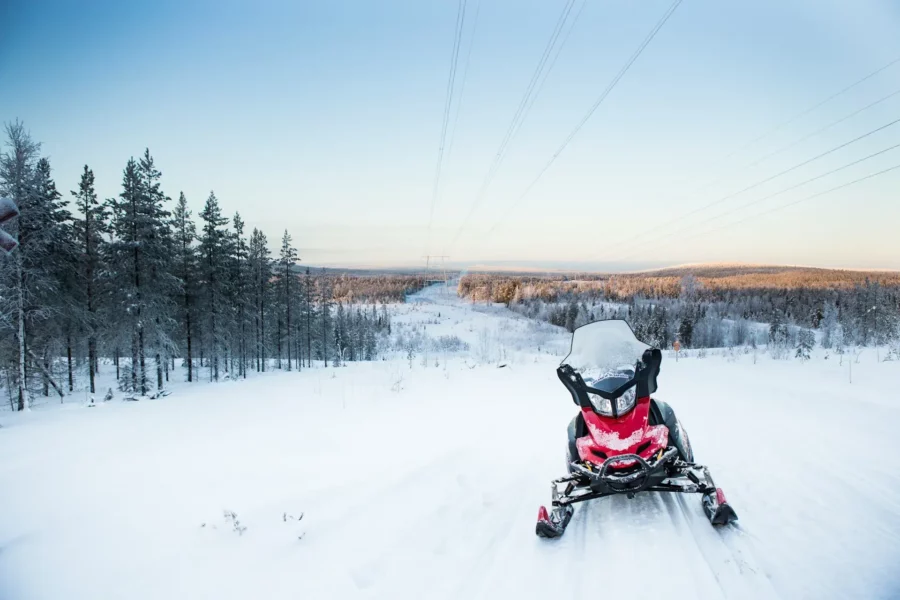 Motoneige et paysage enneigé à Rovaniemi