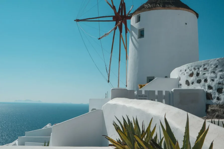 Moulin à vent blanc à Santorin, Grèce