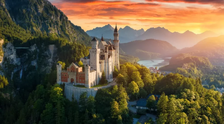Panorama du château de Neuschwanstein au coucher du soleil