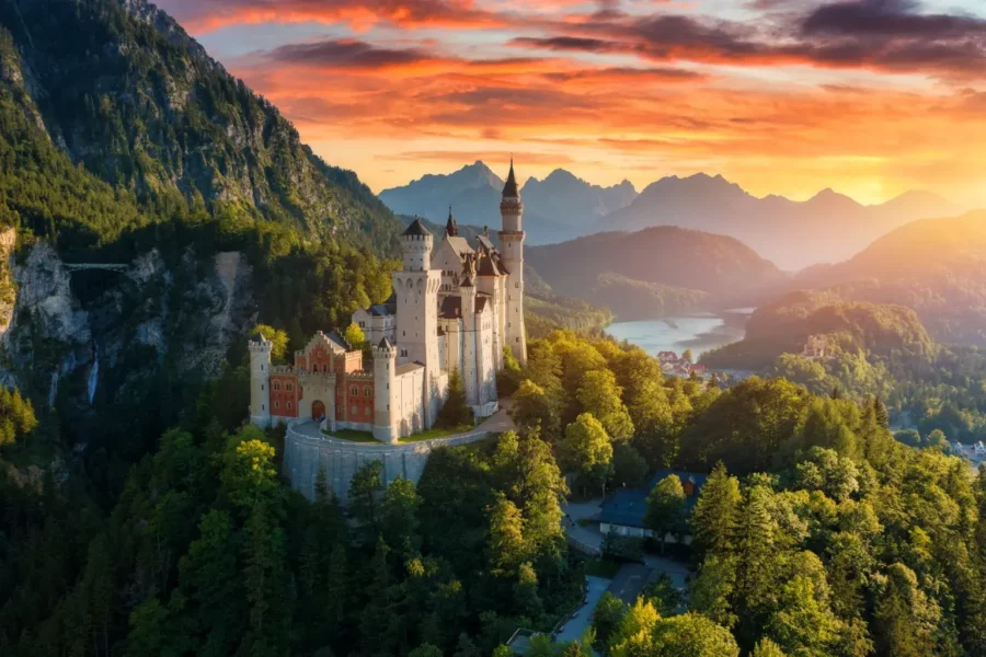 Panorama du château de Neuschwanstein au coucher du soleil