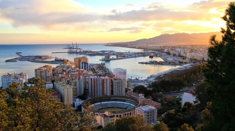 Panorama de Malaga au coucher du soleil