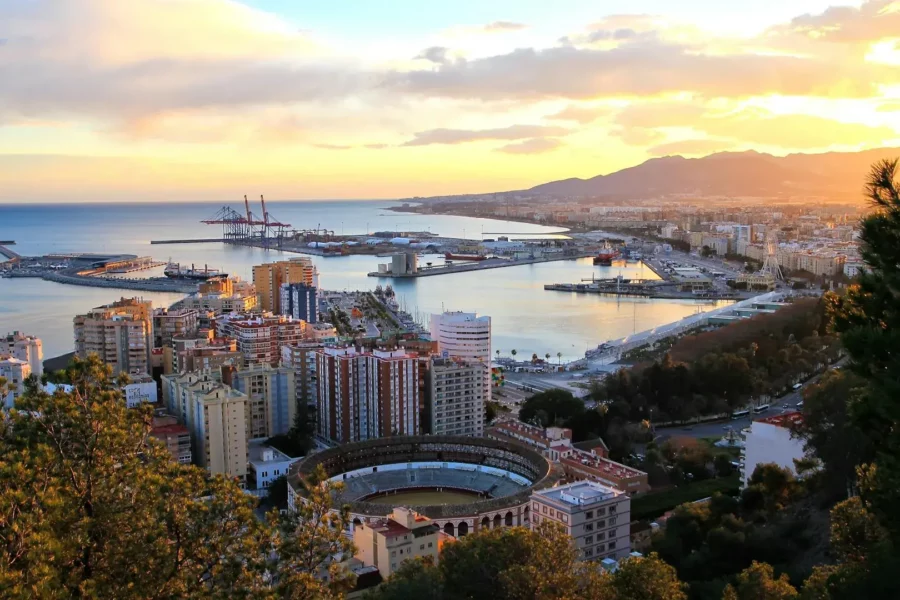 Panorama de Malaga au coucher du soleil