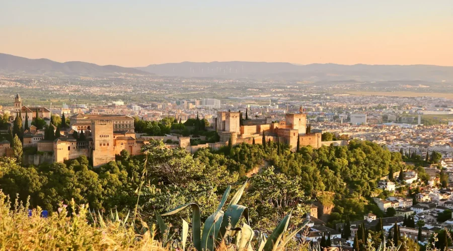 Panorama de l'Alhambra et de Grenade en Espagne, une ville andalouse avec des vues spectaculaires sur les montagnes et les bâtiments historiques.
