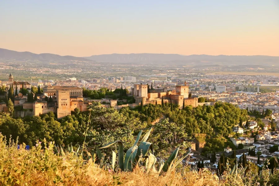 Panorama de l'Alhambra et de Grenade en Espagne, une ville andalouse avec des vues spectaculaires sur les montagnes et les bâtiments historiques.