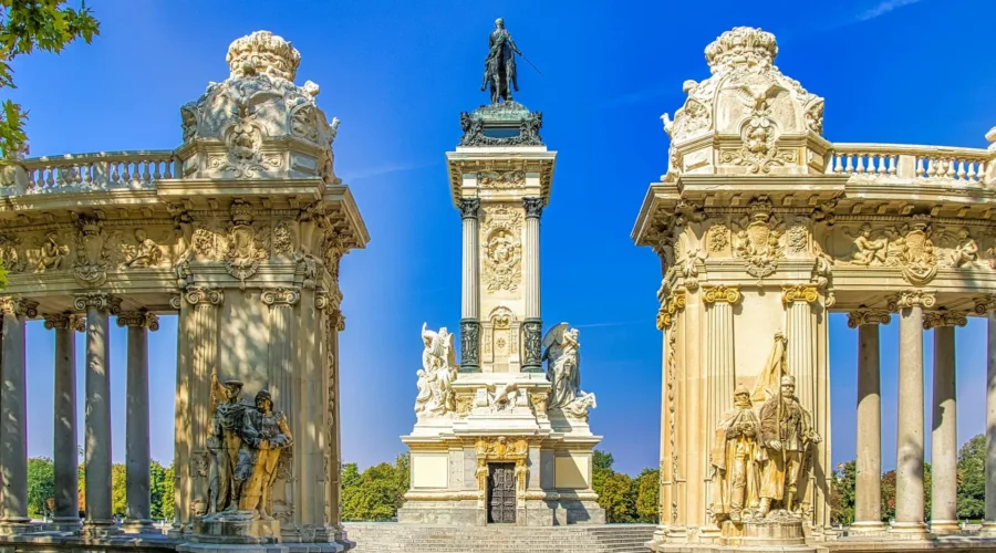 Statue équestre du roi Alphonse XII dans le parc du Retiro à Madrid.