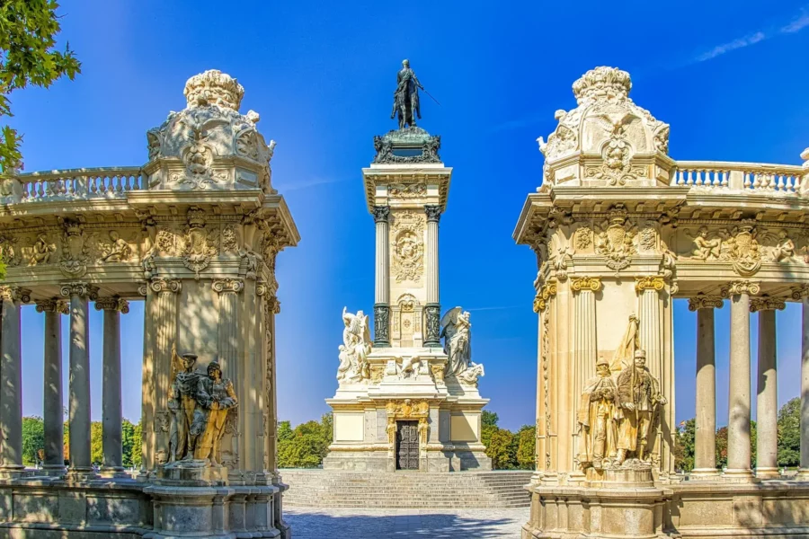 Statue équestre du roi Alphonse XII dans le parc du Retiro à Madrid.