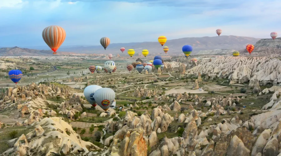 Paysage de Cappadoce avec des montgolfières