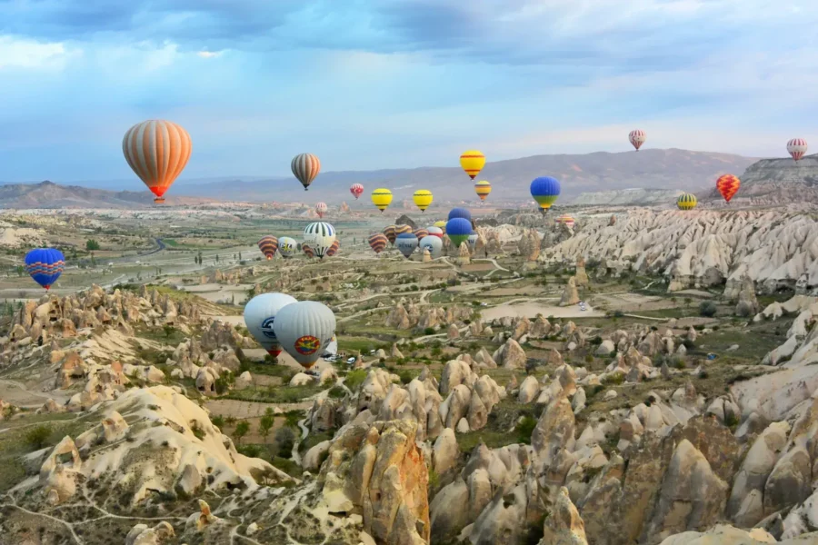Paysage de Cappadoce avec des montgolfières