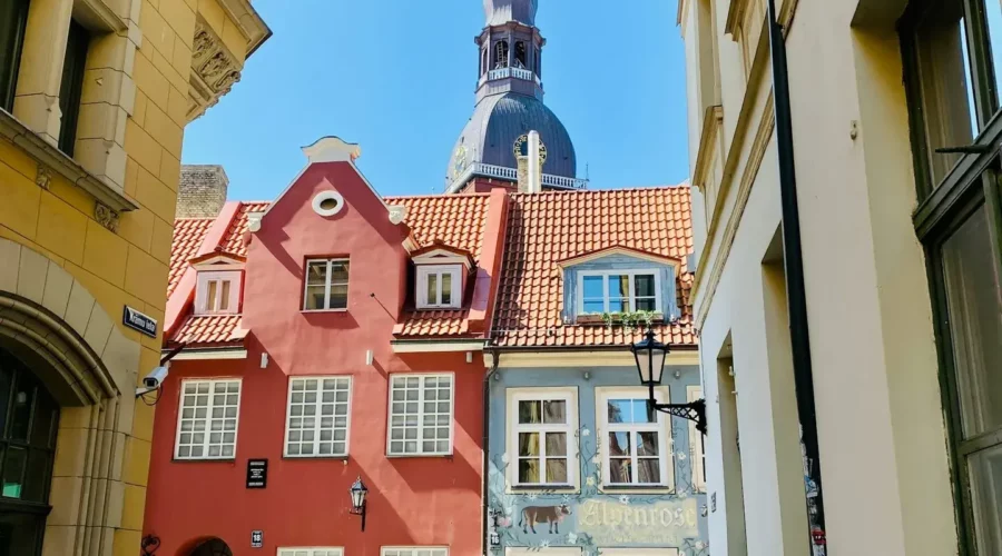 Petite rue dans la vieille ville de Riga