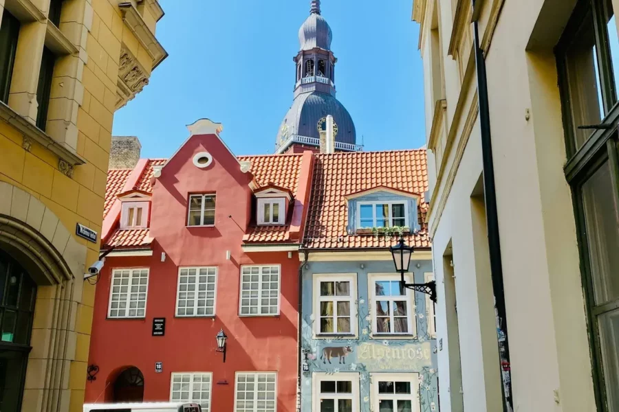Petite rue dans la vieille ville de Riga