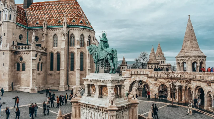 Place de la statue d'István et du Bastion des pêcheurs à Budapest